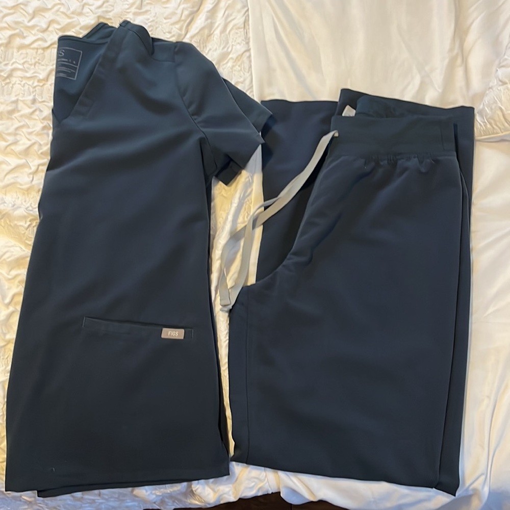 Figs top and bottom navy blue. small